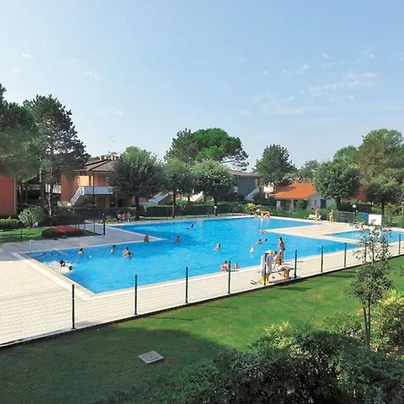 Cozy With Garden And Pool Access
